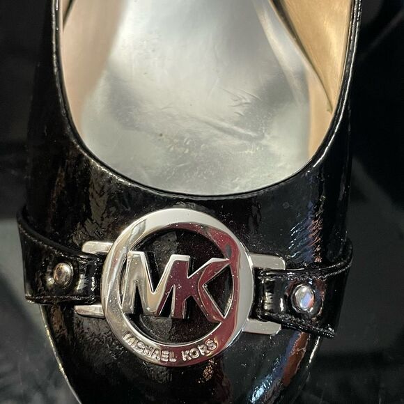 Michael Kors Michael Monogram Black Patent Leather Pumps Logo Silver Buckle 7.5M - Picture 7 of 11